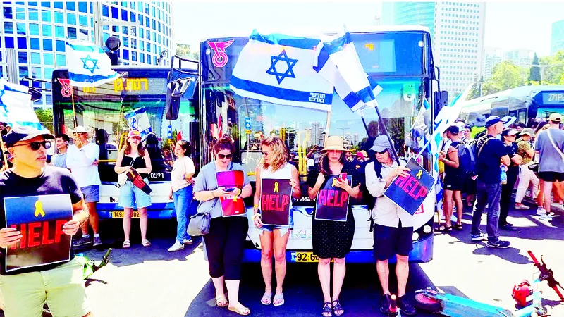 Người biểu tình chặn tuyến cao tốc Ayalon ở Tel Aviv yêu cầu Chính phủ Israel đạt được thỏa thuận thả con tin. Ảnh: Times of Israel