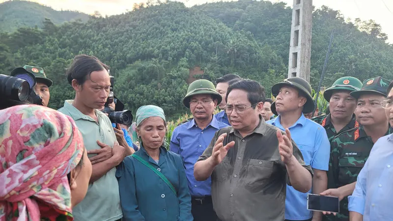 Thủ tướng Phạm Minh Chính chia sẻ với nỗi đau mất mát của người dân Làng Nủ (xã Phúc Khánh, huyện Bảo Yên, tỉnh Lào Cai) . Ảnh: QUỐC KHÁNH 