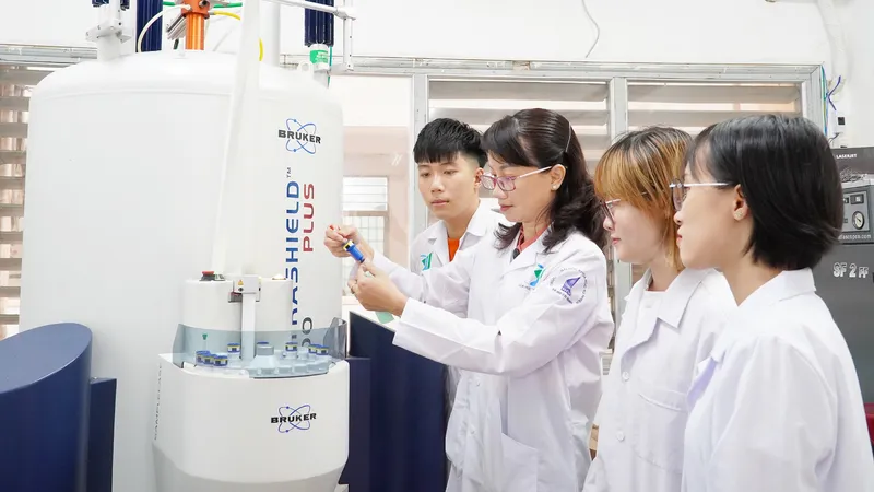 Sinh viên ngành Công nghệ sinh học, Trường ĐH Khoa học tự nhiên (ĐHQG TPHCM) trong giờ học thực hành 