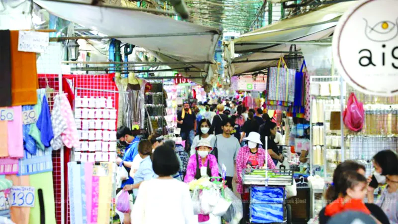 Người dân mua sắm ở chợ Sampheng, Bangkok. Ảnh: Bangkok Post