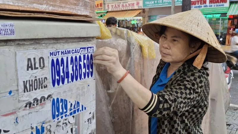 Người dân tham gia bóc gỡ quảng cáo bẩn 