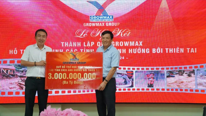 Ông Mai Văn Hoàng - Tổng Giám đốc Tập đoàn GROWMAX đã trao bảng tượng trưng trị giá 3 tỷ đồng. Ảnh: VIỆT NGA