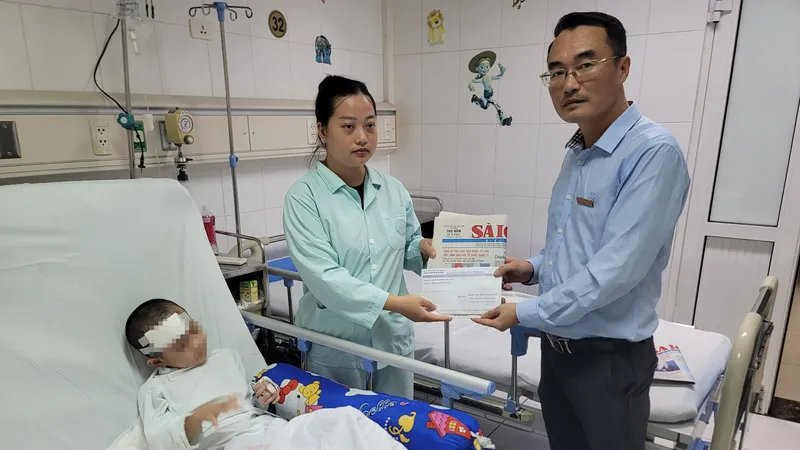 Trao quà của bạn đọc Báo Sài Gòn Giải Phóng giúp đỡ 2 bệnh nhi trong trận lũ quét ở Làng Nủ