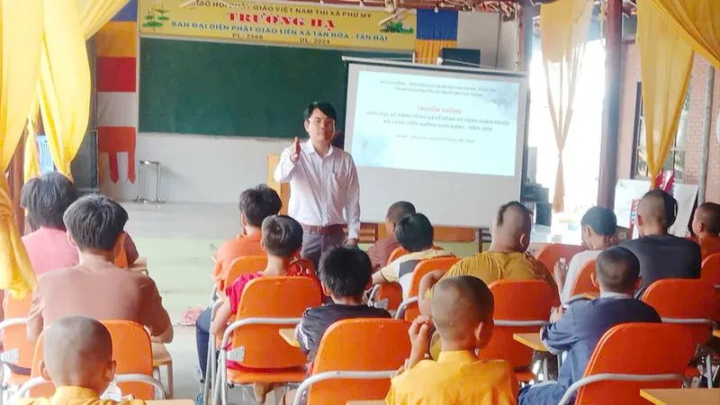 Cán bộ Trung tâm Công tác xã hội và Bảo trợ trẻ em tỉnh giáo dục kỹ năng sống và kỹ năng sử dụng mạng xã hội an toàn cho trẻ em tại cơ sở Tu viện Minh Đạo