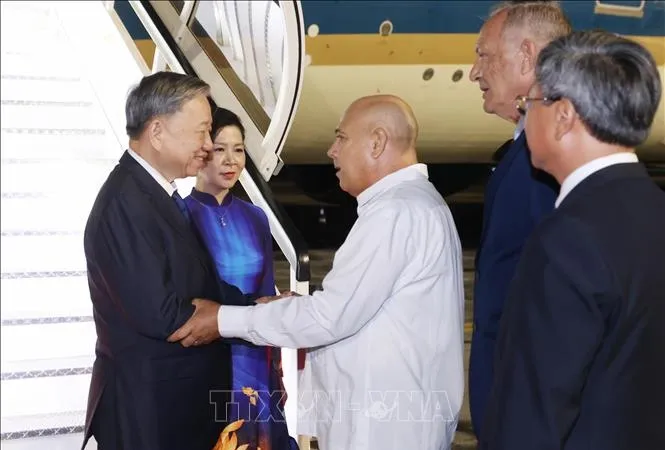 Ủy viên Bộ Chính trị, Thường trực Ban Bí thư Đảng Cộng sản Cuba Roberto Morales Ojeda đón Tổng Bí thư, Chủ tịch nước Tô Lâm và phu nhân tại sân bay quốc tế José Martí, thủ đô La Habana, Cuba. Ảnh: TTXVN