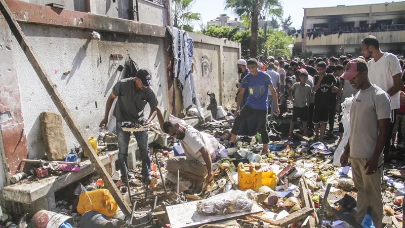 Trường học bị phá hủy sau cuộc tấn công của Israel tại trại tị nạn Jabalia, Dải Gaza