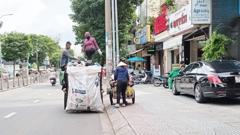 Một đơn vị thu gom rác dân lập thu gom rác thải sinh hoạt bỏ chung vào một thùng (trên đường Xô Viết Nghệ Tĩnh, quận Bình Thạnh, TPHCM) 