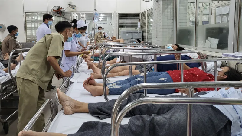 Bệnh nhân quá đông tạo áp lực không nhỏ lên nhân viên y tế 