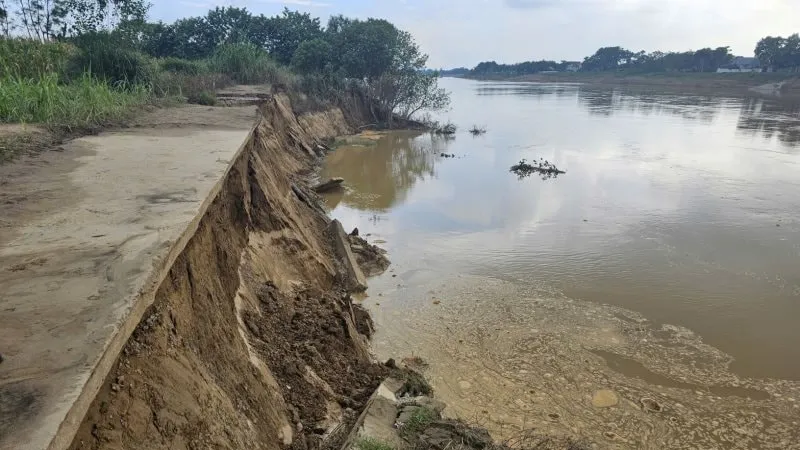 Sau mưa lũ lớn, nhiều nơi vẫn sạt lở nghiêm trọng