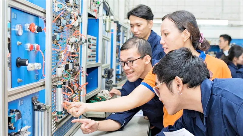 Giảng viên hướng dẫn sinh viên ngành Điện - Điện tử Trường Đại học Bách khoa (Đại học Quốc gia TPHCM) trong giờ học thực hành