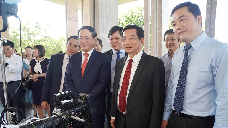 Lãnh đạo UBND TPHCM và các tỉnh vùng duyên hải Trung bộ tham quan các mô hình tiếp thị bán hàng thương mại điện tử