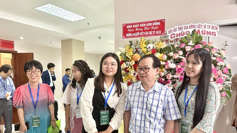 Nhà văn Nguyễn Nhật Ánh cùng các tác giả trẻ tại Hội nghị những người viết trẻ TPHCM lần 5 năm 2024