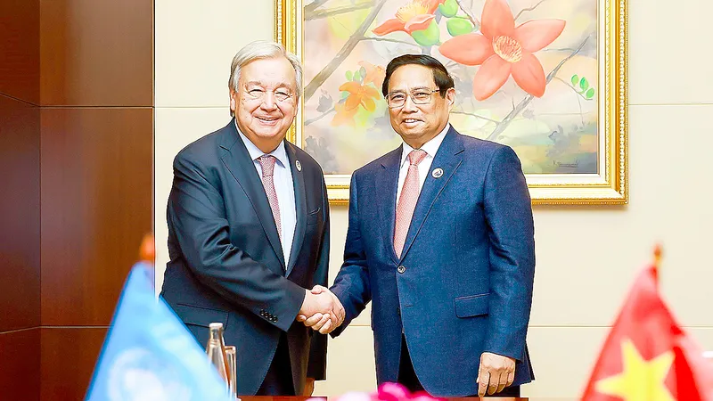 Thủ tướng Phạm Minh Chính trao đổi với Tổng Thư ký Liên hợp quốc Antonio Guterres. Ảnh: TTXVN