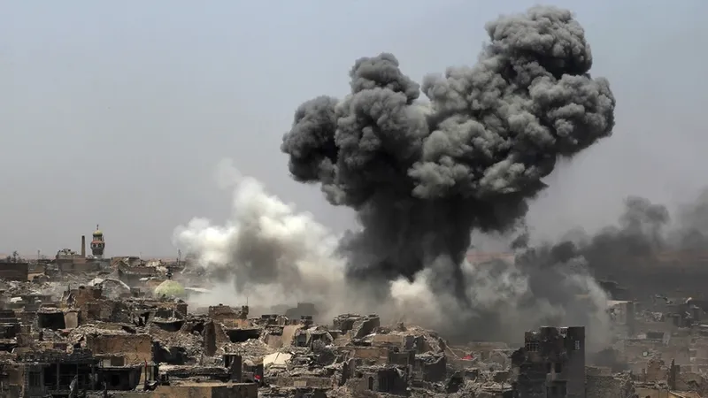  Khói bốc lên sau một vụ không kích tại Mosul, Iraq. Ảnh: TTXVN