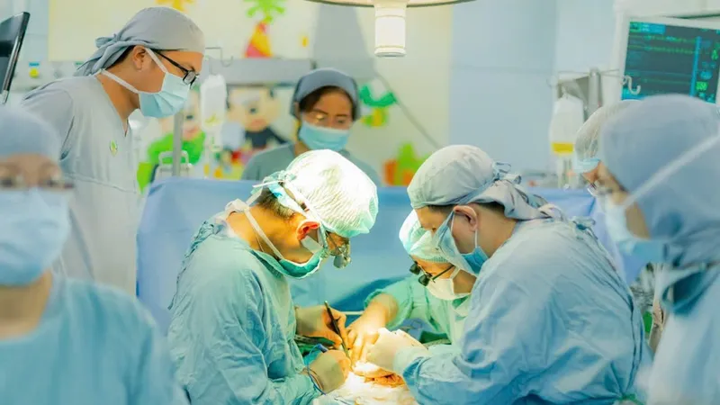 Các bác sĩ Bệnh viện Nhi đồng 2 TP.HCM đang ghép gan cho một bệnh nhi. Ảnh: Bệnh viện cung cấp