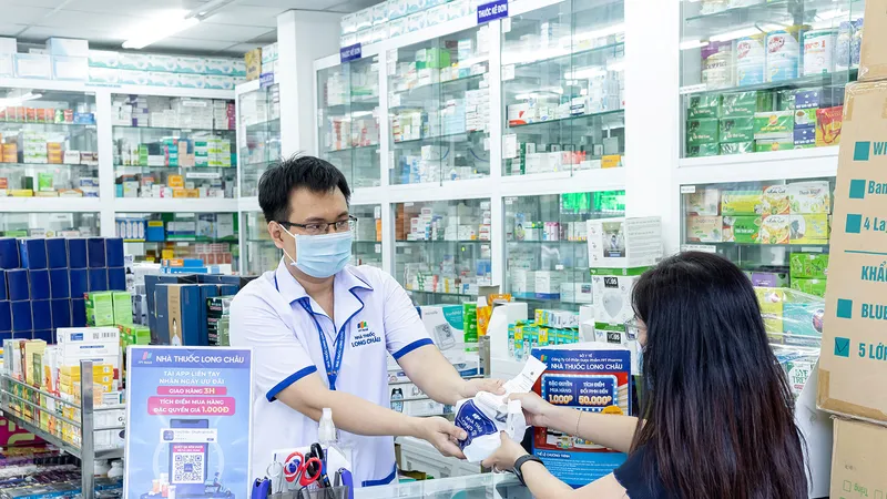 Người dân mua thuốc tại nhà thuốc Long Châu trên đường Phạm Viết Chánh, quận 1, TPHCM