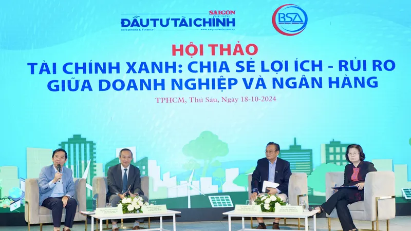 Các đại biểu chủ tọa hội thảo “Tài chính xanh: Chia sẻ lợi ích - rủi ro giữa doanh nghiệp và ngân hàng”. Ảnh: HOÀNG HÙNG