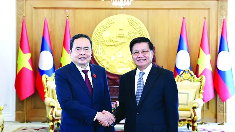 Chủ tịch Quốc hội Trần Thanh Mẫn và Tổng Bí thư, Chủ tịch nước Lào Thongloun Sisoulith. Ảnh: TTXVN