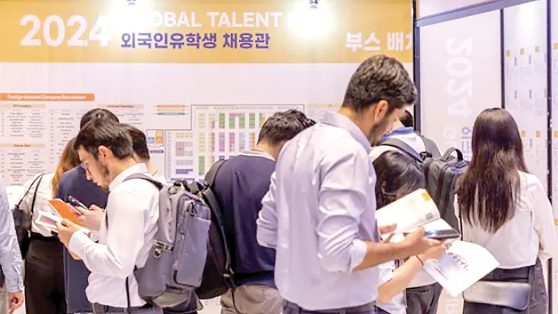 Người nước ngoài tìm việc tại một hội chợ việc làm ở Seoul, Hàn Quốc 