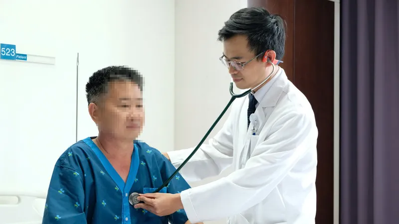 BS-CK1 Lê Văn Tuyến thăm khám cho bệnh nhân trước khi xuất viện