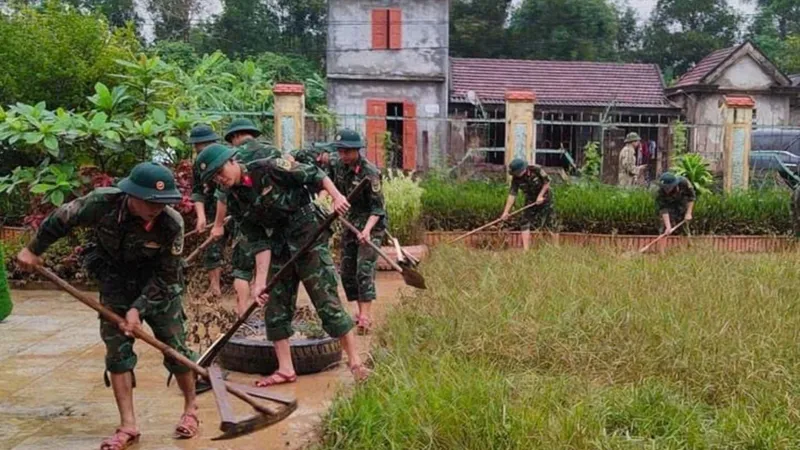 Bộ đội biên phòng Quảng Bình giúp dân dọn dẹp sau lũ