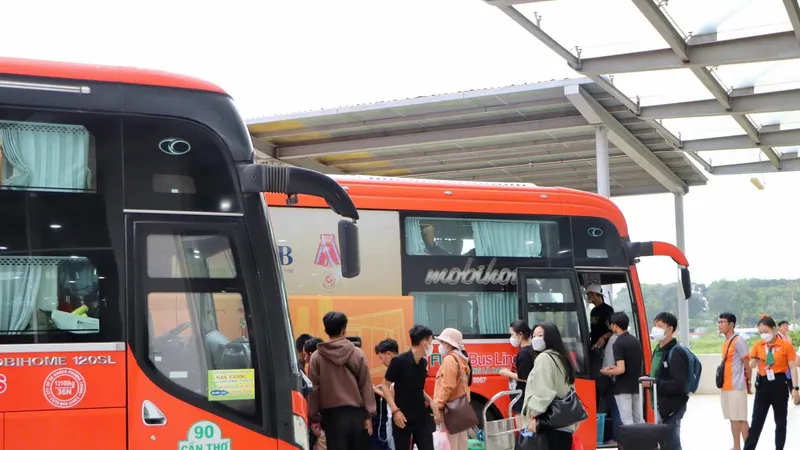 Hành khách được trung chuyển từ các quận trung tâm thành phố ra Bến xe Miền Đông mới (TP Thủ Đức, TPHCM). Ảnh: QUỐC HÙNG
