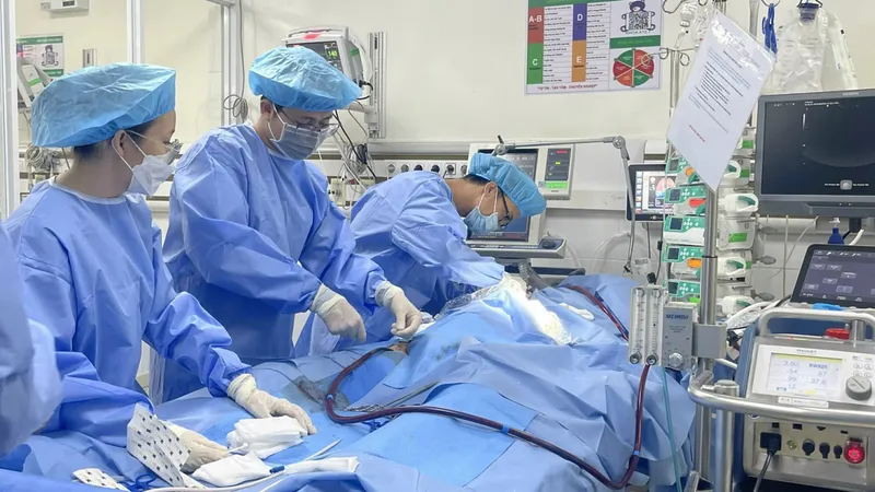 Bệnh viện Quân y 175 cứu sống một phụ nữ bị tai biến nghiêm trọng sau khi phẫu thuật nâng ngực. Ảnh: BVCC