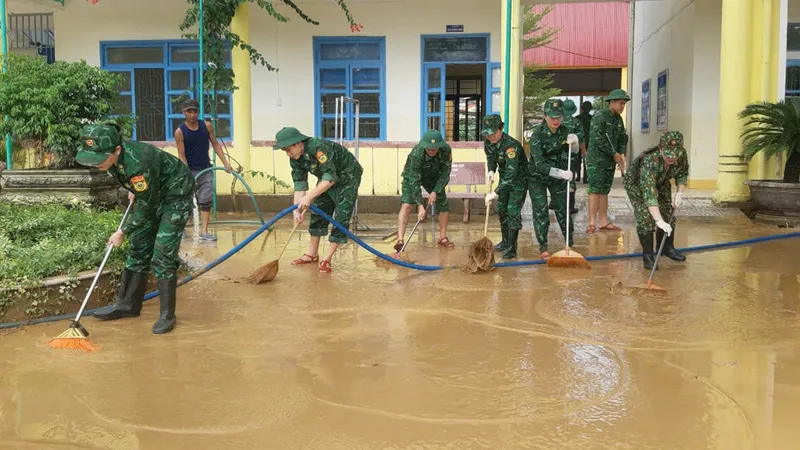 Cán bộ, chiến sĩ Bộ đội Biên phòng tỉnh Quảng Bình tham gia vệ sinh trường học sau lũ tại huyện Lệ Thủy