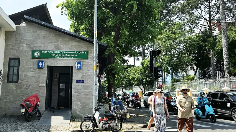 Nhà vệ sinh công cộng trên đường Tôn Thất Tùng, quận 1, TPHCM