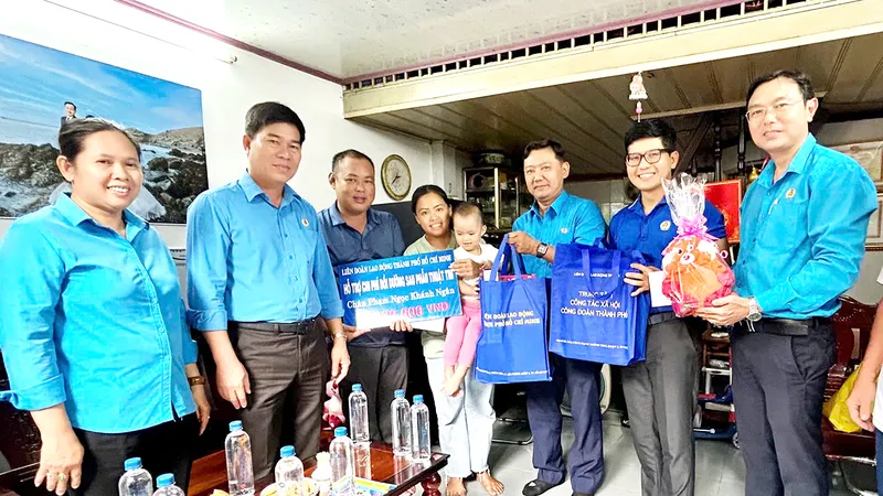 Đại diện chương trình “Trái tim nghĩa tình” thăm và gửi tặng chi phí sau phẫu thuật đến gia đình em Phạm Ngọc Khánh Ngân