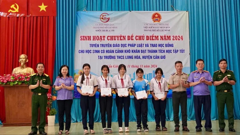 Khối thi đua VIII - UBND TPHCM trao nhiều phần học bổng cho các em học sinh có hoàn cảnh khó khăn học tốt
