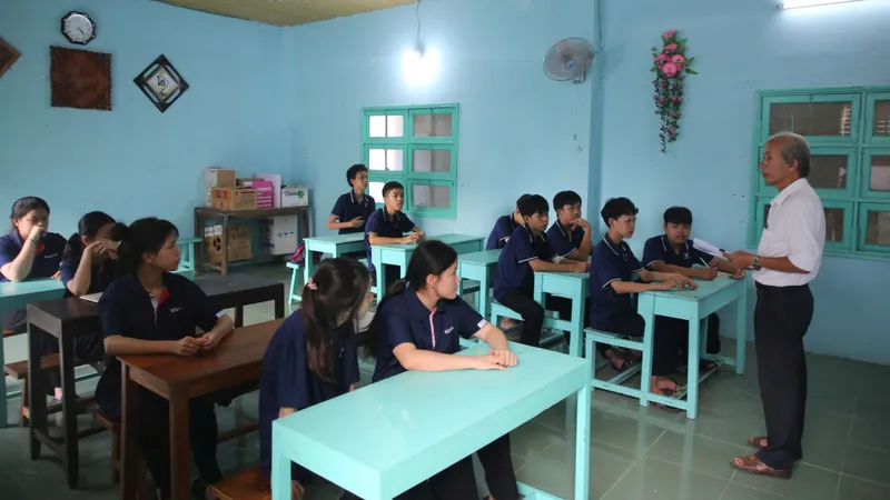 Lớp học đặc biệt của vợ chồng nhà giáo già