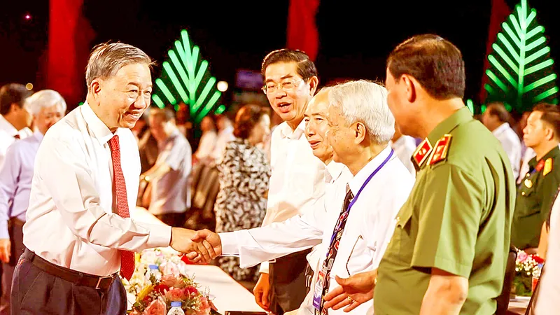 Tổng Bí thư Tô Lâm với các đại biểu dự lễ kỷ niệm tại điểm cầu Cà Mau. Ảnh: TTXVN
