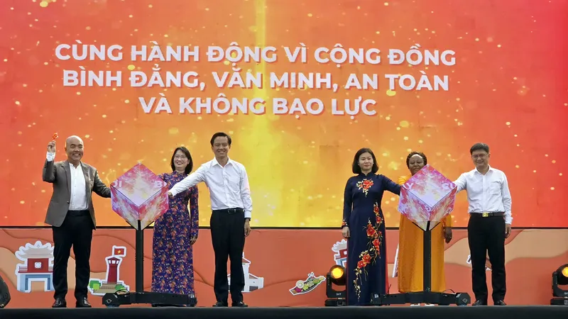 Các đại biểu thực hiện nghi thức hưởng ứng và cam kết đồng hành cùng Tháng hành động