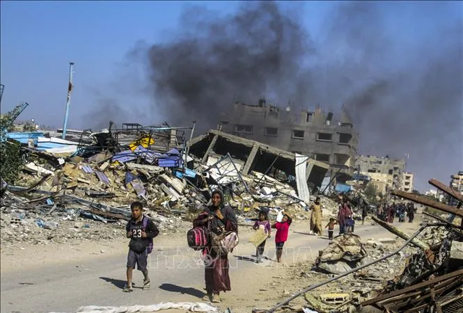 Khói bốc lên sau cuộc không kích của Israel xuống thành phố Gaza ngày 5-11-2024. Ảnh: THX 