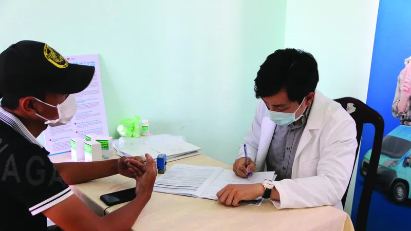 Nhân viên một trung tâm xét nghiệm tư nhân tư vấn cho người bệnh nhiễm HIV