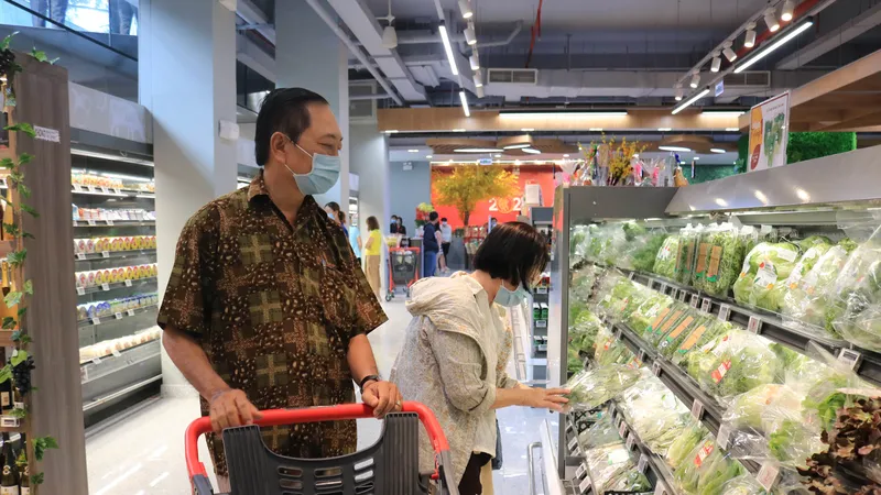 Người tiêu dùng chọn mua thực phẩm tại siêu thị Finelife thuộc hệ thống Saigon Co.op, phường An Phú, TP Thủ Đức