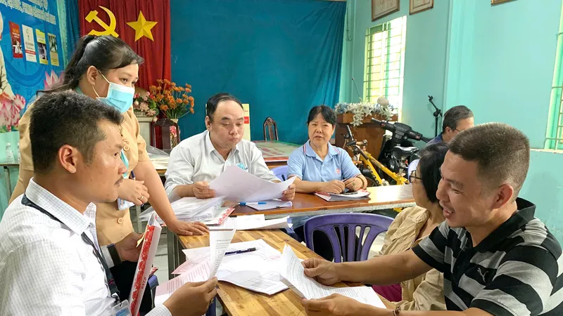 Người dân có nhà trên khu vực rạch Xuyên Tâm, quận Bình Thạnh tìm hiểu thông tin về các phương án đền bù, chuyển đổi việc làm