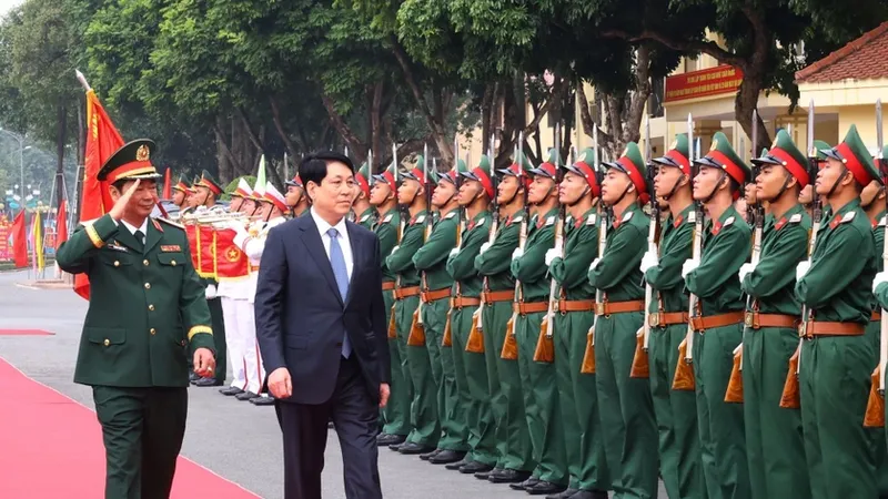 Chủ tịch nước Lương Cường duyệt đội danh dự. Ảnh: TTXVN