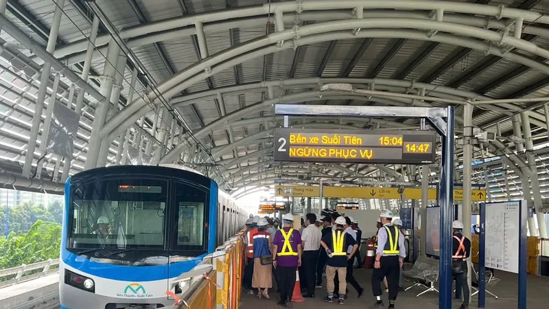 Metro số 1 tạm dừng 10 phút để kiểm tra quy trình vận hành