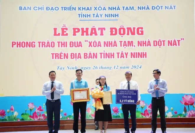 Công ty Cổ phần xi măng Fico Tây Ninh ủng hộ Chương trình xóa nhà tạm, nhà dột nát tỉnh Tây Ninh 5,2 tỷ đồng. Ảnh: TTXVN