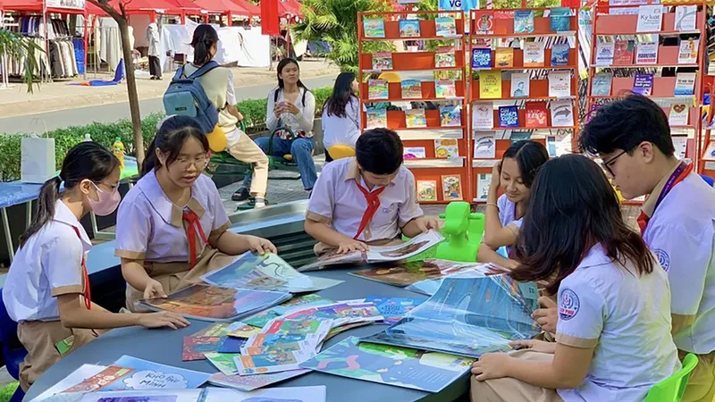 Các em học sinh hào hứng với không gian đọc cộng đồng tại Đường sách TP Thủ Đức. Ảnh: HOÀNG VY