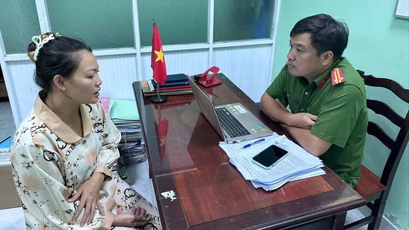 Nguyễn Thùy Trang tại cơ quan công an