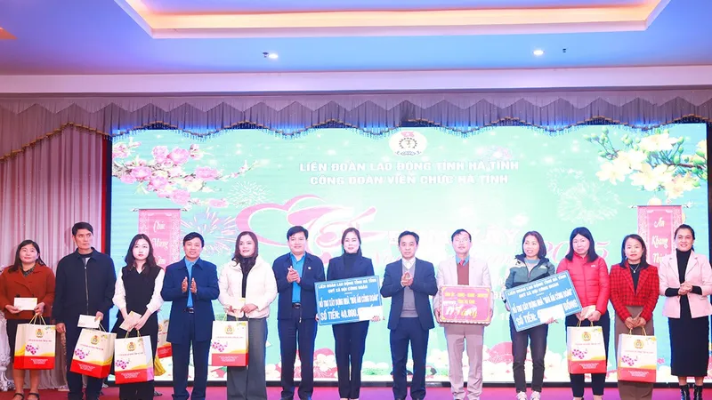 Lãnh đạo các cấp, ngành trao quà tết đến đoàn viên, người lao động.