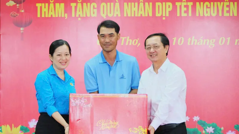 Tặng 100 phần quà tết đến người lao động ở TP Cần Thơ