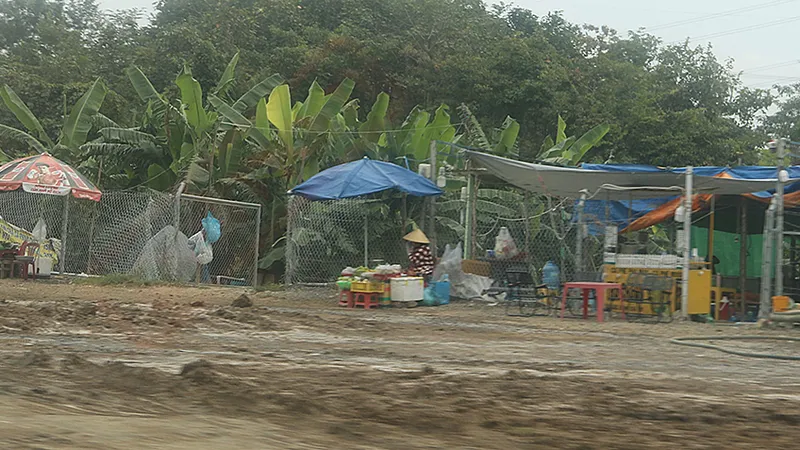 Họp chợ trên hành lang đường cao tốc