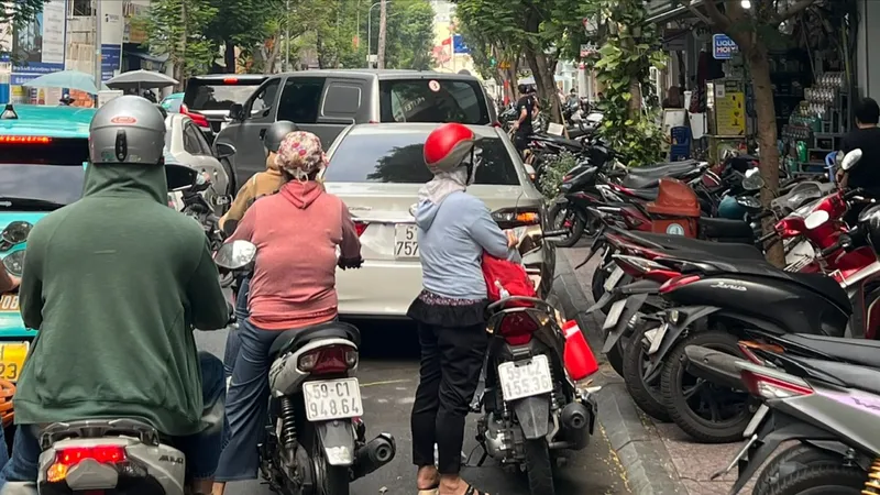 Ùn tắc giao thông: Đường đi làm, về nhà... xa hơn