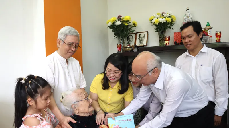 Trưởng Ban Tuyên giáo Thành ủy TPHCM thăm, chúc tết gia đình tiêu biểu, trẻ mồ côi