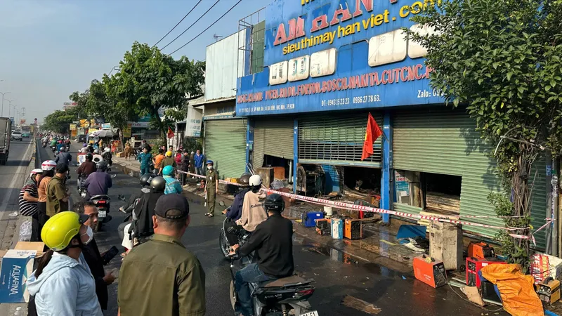Lực lượng chức năng phong tỏa hiện trường. 