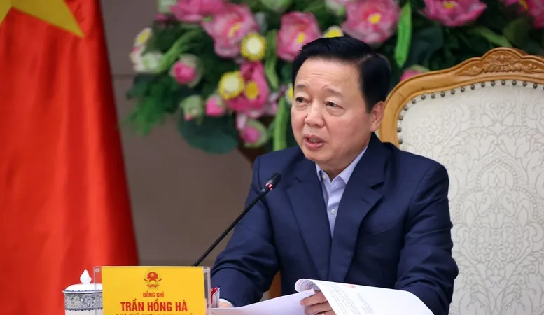 Phó Thủ tướng Trần Hồng Hà yêu cầu Bộ GTVT cùng 2 thành phố khẩn trương rà soát nội dung cơ chế chính sách đặc biệt, đặc thù trong dự thảo nghị quyết trình Quốc hội theo thủ tục rút gọn - Ảnh: VGP